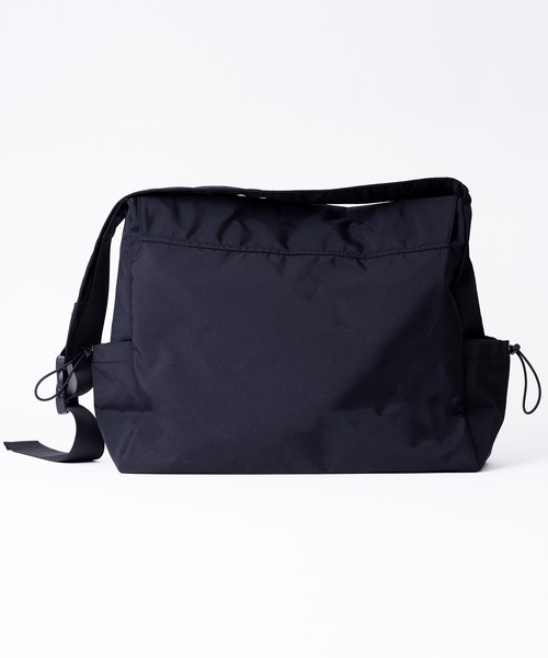 FILA（フィラ）の「FILA フィラ ブランド ロゴ ラバーワッペン 大容量 軽量 ナイロン フラップ ショルダーバッグ 約25L（ショルダーバッグ・メンズ・ブラック/ベージュ/グレー・FREE）」の19枚目の写真