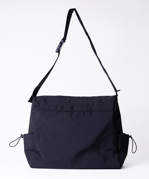 FILA（フィラ）の「FILA フィラ ブランド ロゴ ラバーワッペン 大容量 軽量 ナイロン フラップ ショルダーバッグ 約25L（ショルダーバッグ・メンズ・ブラック/ベージュ/グレー・FREE）」の21枚目の写真