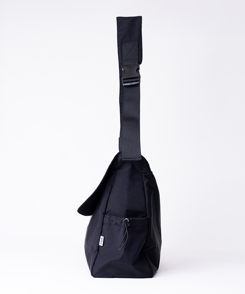 FILA（フィラ）の「FILA フィラ ブランド ロゴ ラバーワッペン 大容量 軽量 ナイロン フラップ ショルダーバッグ 約25L（ショルダーバッグ・メンズ・ブラック/ベージュ/グレー・FREE）」の22枚目の写真