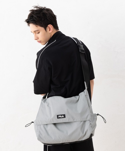 FILA（フィラ）の「FILA フィラ ブランド ロゴ ラバーワッペン 大容量 軽量 ナイロン フラップ ショルダーバッグ 約25L（ショルダーバッグ・メンズ・ブラック/ベージュ/グレー・FREE）」の4枚目の写真