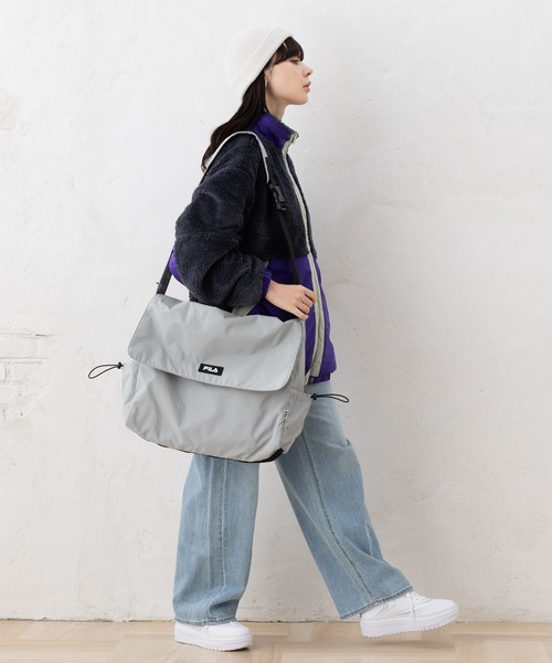 FILA（フィラ）の「FILA フィラ ブランド ロゴ ラバーワッペン 大容量 軽量 ナイロン フラップ ショルダーバッグ 約25L（ショルダーバッグ・メンズ・ブラック/ベージュ/グレー・FREE）」の6枚目の写真