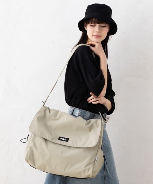 FILA（フィラ）の「FILA フィラ ブランド ロゴ ラバーワッペン 大容量 軽量 ナイロン フラップ ショルダーバッグ 約25L（ショルダーバッグ・メンズ・ブラック/ベージュ/グレー・FREE）」の9枚目の写真