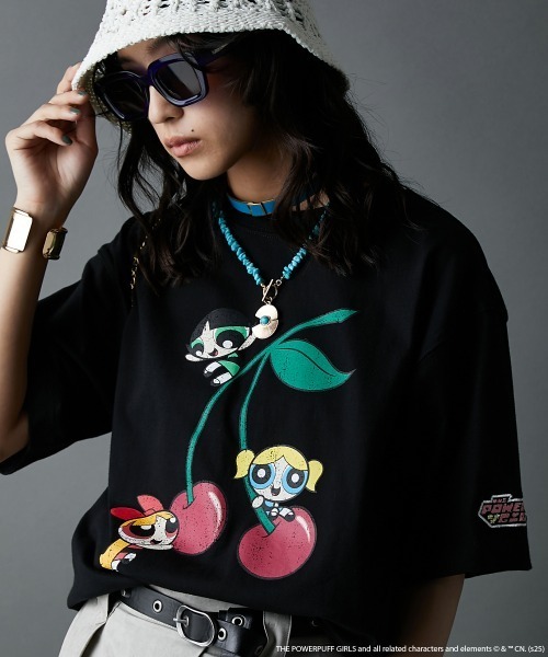 GEVS.(ジェイヴィス)の「パワーパフ ガールズ/綿100%チェリー柄ヴィンテージ風プリントTシャツ<大きいサイズ有>GEVS.(Tシャツ/カットソー・レディース・オフホワイト/ブラック/ピンク・M/L/LL/3L/4L/5L)」の2枚目の写真