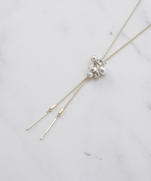 SHOO・LA・RUE（シューラルー）の「ビジューフェイクパールループタイネックレス（ネックレス・レディース・ピンクゴールド/ゴールド/シルバー・00）」の2枚目の写真