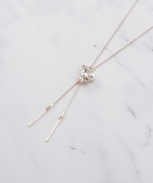 SHOO・LA・RUE（シューラルー）の「ビジューフェイクパールループタイネックレス（ネックレス・レディース・ピンクゴールド/ゴールド/シルバー・00）」の5枚目の写真