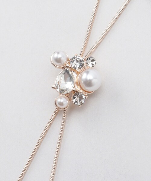 SHOO・LA・RUE（シューラルー）の「ビジューフェイクパールループタイネックレス（ネックレス・レディース・ピンクゴールド/ゴールド/シルバー・00）」の7枚目の写真