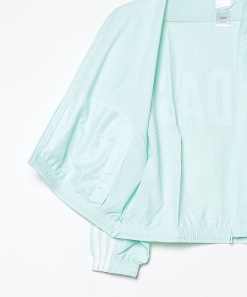 adidas(アディダス)の「アディダス adidas エッセンシャルズ リピートロゴ ルーズフィット ウインドブレーカー(ナイロンジャケット・レディース・ブラック/スモークピンク/エメラルド・M/L)」の6枚目の写真