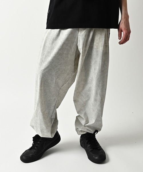 ADAM PATEK(アダムパテック)の「【ADAMPATEK/アダムパテック】uneven dyeing tuck relax pants/ムラ染めリラックスタックパンツ(その他パンツ・レディース・グレー/ホワイト/ブラック・1/2)」の5枚目の写真