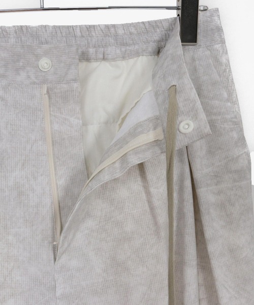 ADAM PATEK(アダムパテック)の「【ADAMPATEK/アダムパテック】uneven dyeing tuck relax pants/ムラ染めリラックスタックパンツ(その他パンツ・レディース・グレー/ホワイト/ブラック・1/2)」の11枚目の写真