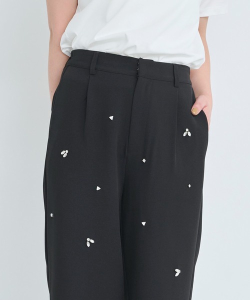 attiree(アティレー)の「ビジュー付きパンツ(スラックス・レディース・ホワイト/ブラック・SMALL/LARGE/MEDIUM)」の1枚目の写真