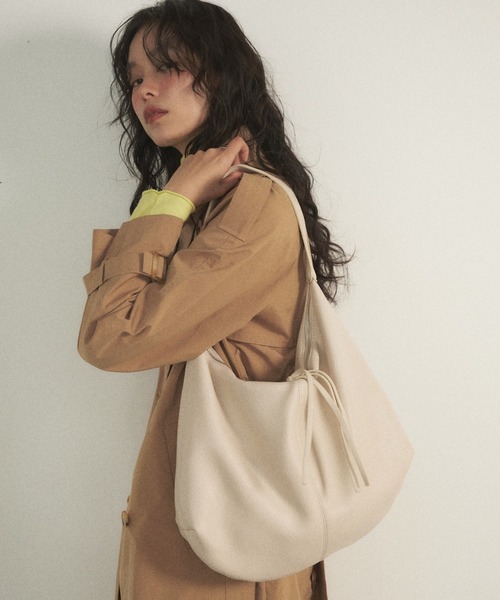 Shelly island(シェリーアイランド)の「コロンショルダーバッグ(ショルダーバッグ・レディース・ブラック/ホワイト/ベージュ・FREE)」の2枚目の写真