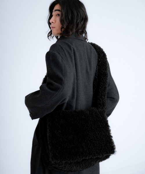 OUTER LEGACY ブラックファーショルダーバッグ OUTER LEGACY ブラックファーショルダーバッグ 公式 ストア