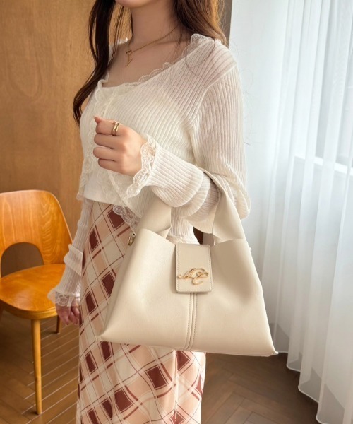 one after another NICE CLAUP（ワンアフターアナザーナイスクラップ）の「【WEB限定/REVIVAL】NCエンブレム付きトライアングルバッグ（ショルダーバッグ・レディース・アイボリー/ブラック/ブラウン・FREE）」の5枚目の写真