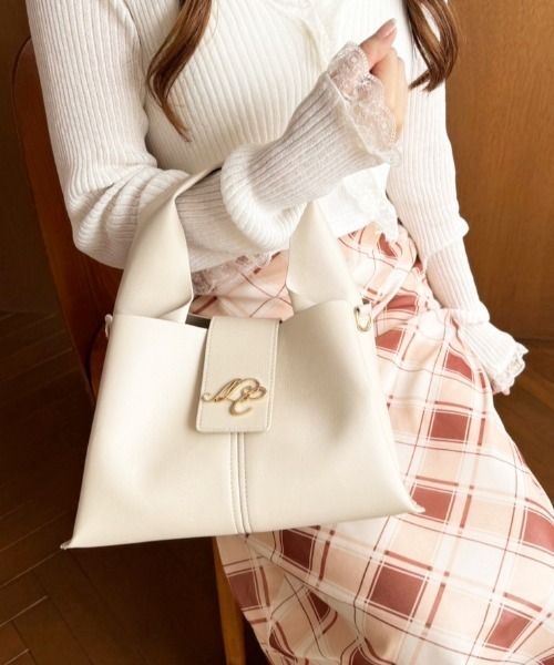 [最終お値下げ]NICE CLAUP NCエンブレム付きトライアングルバッグ セール】【WEB限定商品】NCエンブレム付きトライアングルバッグ