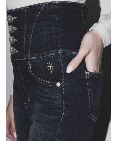 GYDA(ジェイダ)の「ハイウエスト STUPID IN RICH embroideryスキニーデニムパンツ(デニムパンツ・レディース・インディゴブルー/ライトブルー・X-SMALL/SMALL/MEDIUM)」の9枚目の写真
