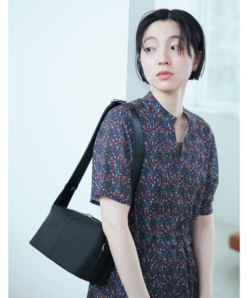 THREE FIFTY STANDARD（スリーフィフティースタンダード）の「ＴＨＲＥＥ　ＦＩＦＴＹ　ＳＴＡＮＤＡＲＤ　スプリットレザーを使った軽量ボディーバッグ〈ブラック〉（ショルダーバッグ・レディース・ブラック・ONE SIZE）」の2枚目の写真