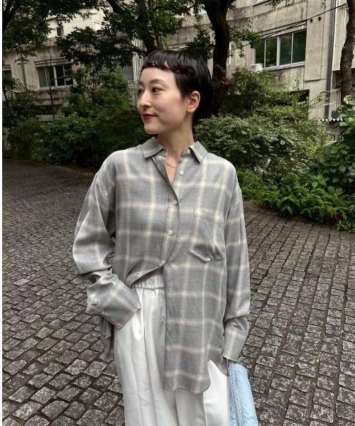 emmi（エミ）の「チェックオーバーシャツ（シャツ/ブラウス・レディース・ネイビー/ブラック/グレー・F）」の2枚目の写真