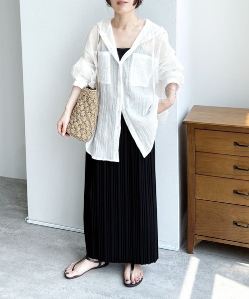 reca（レカ）の「クリンクル加工フード付きシアーシャツ（シャツ/ブラウス・レディース・ブラウン/オフホワイト/ブラック/ブルー/イエロー・FREE）」の10枚目の写真