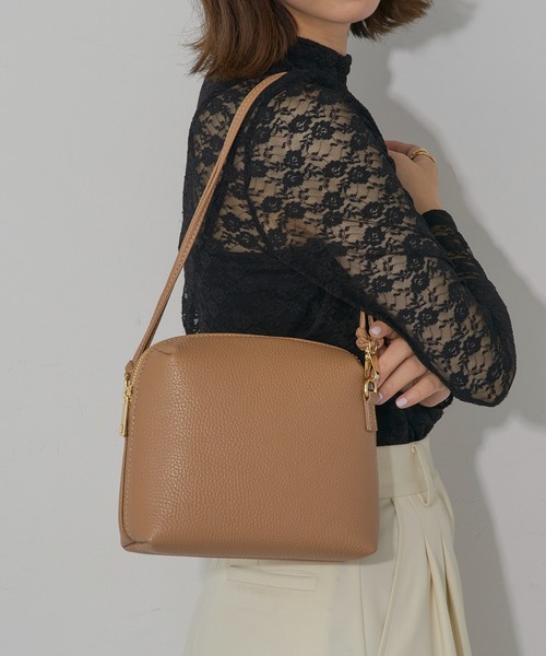 AULENTTI(オウレンティ)の「【AULENTTI】イタリアンレザー ラウンドジップショルダーバッグ(ショルダーバッグ・レディース・ブラック/ベージュ/ライトブラウン・FREE)」の3枚目の写真