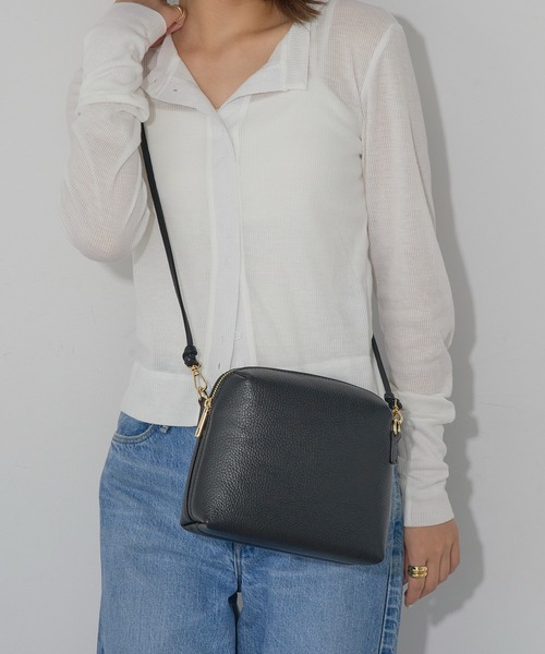 AULENTTI(オウレンティ)の「【AULENTTI】イタリアンレザー ラウンドジップショルダーバッグ(ショルダーバッグ・レディース・ブラック/ベージュ/ライトブラウン・FREE)」の2枚目の写真