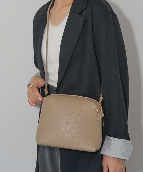 AULENTTI(オウレンティ)の「【AULENTTI】イタリアンレザー ラウンドジップショルダーバッグ(ショルダーバッグ・レディース・ブラック/ベージュ/ライトブラウン・FREE)」の8枚目の写真