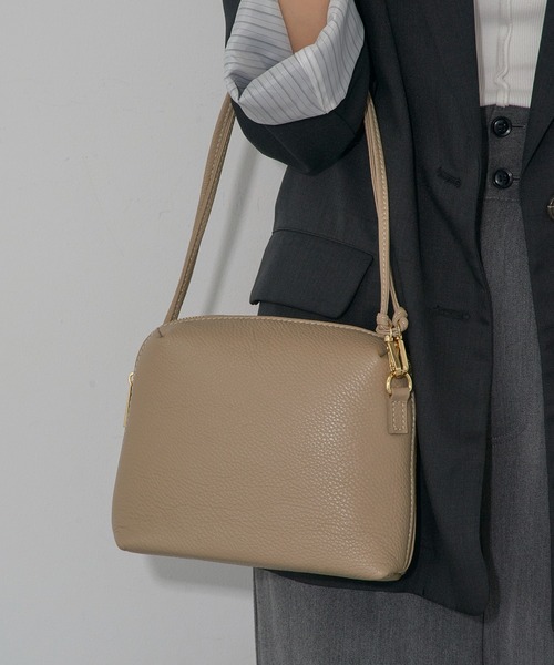 AULENTTI(オウレンティ)の「【AULENTTI】イタリアンレザー ラウンドジップショルダーバッグ(ショルダーバッグ・レディース・ブラック/ベージュ/ライトブラウン・FREE)」の10枚目の写真