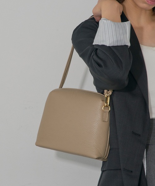 AULENTTI(オウレンティ)の「【AULENTTI】イタリアンレザー ラウンドジップショルダーバッグ(ショルダーバッグ・レディース・ブラック/ベージュ/ライトブラウン・FREE)」の9枚目の写真