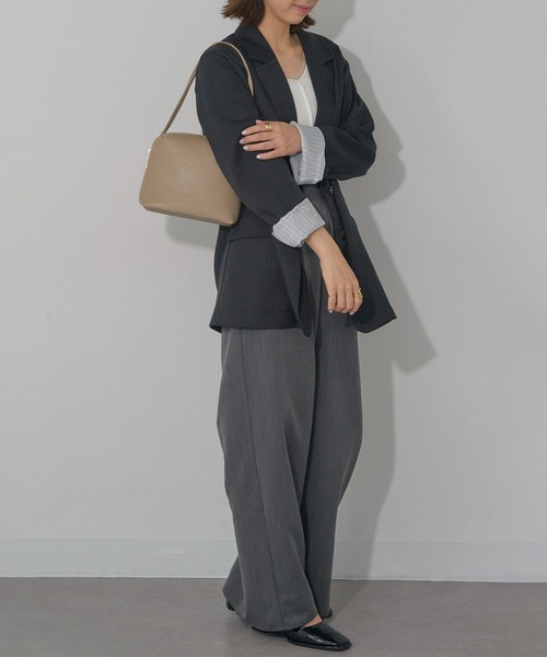 AULENTTI(オウレンティ)の「【AULENTTI】イタリアンレザー ラウンドジップショルダーバッグ(ショルダーバッグ・レディース・ブラック/ベージュ/ライトブラウン・FREE)」の14枚目の写真