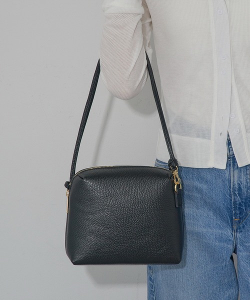 AULENTTI(オウレンティ)の「【AULENTTI】イタリアンレザー ラウンドジップショルダーバッグ(ショルダーバッグ・レディース・ブラック/ベージュ/ライトブラウン・FREE)」の18枚目の写真