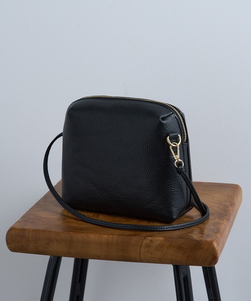 AULENTTI(オウレンティ)の「【AULENTTI】イタリアンレザー ラウンドジップショルダーバッグ(ショルダーバッグ・レディース・ブラック/ベージュ/ライトブラウン・FREE)」の15枚目の写真