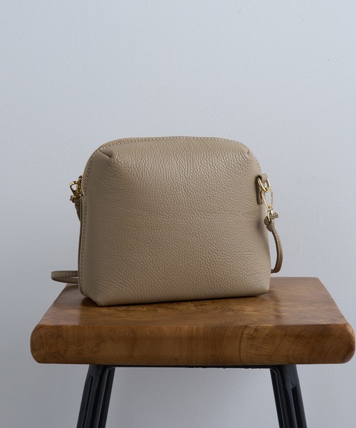 AULENTTI(オウレンティ)の「【AULENTTI】イタリアンレザー ラウンドジップショルダーバッグ(ショルダーバッグ・レディース・ブラック/ベージュ/ライトブラウン・FREE)」の4枚目の写真