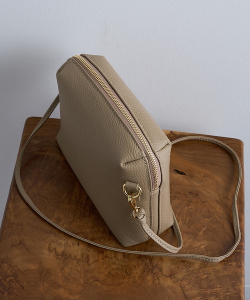 AULENTTI(オウレンティ)の「【AULENTTI】イタリアンレザー ラウンドジップショルダーバッグ(ショルダーバッグ・レディース・ブラック/ベージュ/ライトブラウン・FREE)」の5枚目の写真