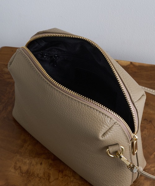 AULENTTI(オウレンティ)の「【AULENTTI】イタリアンレザー ラウンドジップショルダーバッグ(ショルダーバッグ・レディース・ブラック/ベージュ/ライトブラウン・FREE)」の7枚目の写真