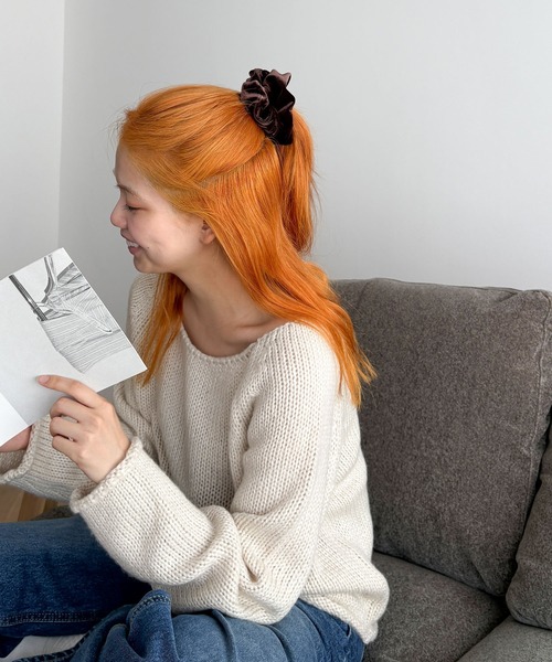 CANAL JEAN（キャナルジーン）の「El mar　ベロアシュシュ（シュシュ・レディース・ブラック/オリーブ/チャコールグレー/ブラウン・ONE SIZE）」の3枚目の写真