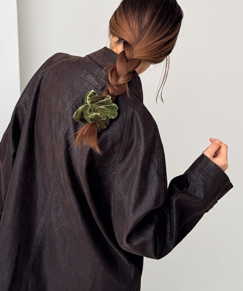 CANAL JEAN（キャナルジーン）の「El mar　ベロアシュシュ（シュシュ・レディース・ブラック/オリーブ/チャコールグレー/ブラウン・ONE SIZE）」の4枚目の写真