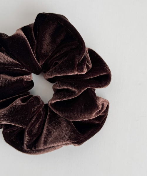 CANAL JEAN（キャナルジーン）の「El mar　ベロアシュシュ（シュシュ・レディース・ブラック/オリーブ/チャコールグレー/ブラウン・ONE SIZE）」の10枚目の写真