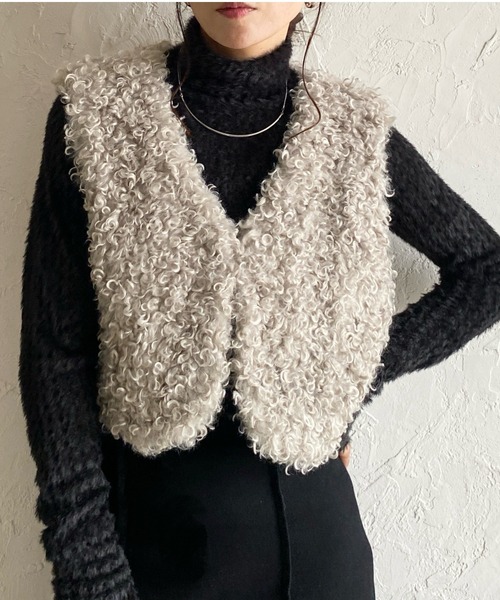 She's Closet(シーズクローゼット)の「vネックショート丈 ボア プードルファーベスト(ベスト・レディース・チャコールグレー/グレイッシュベージュ/ブラウン/アイボリー・FREE)」の4枚目の写真