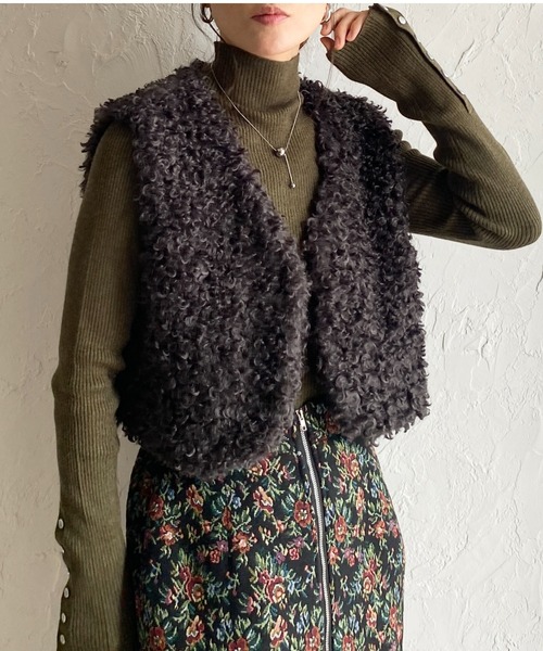 She's Closet(シーズクローゼット)の「vネックショート丈 ボア プードルファーベスト(ベスト・レディース・チャコールグレー/グレイッシュベージュ/ブラウン/アイボリー・FREE)」の3枚目の写真
