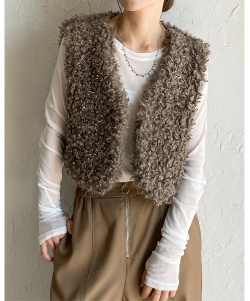 She's Closet(シーズクローゼット)の「vネックショート丈 ボア プードルファーベスト(ベスト・レディース・チャコールグレー/グレイッシュベージュ/ブラウン/アイボリー・FREE)」の5枚目の写真