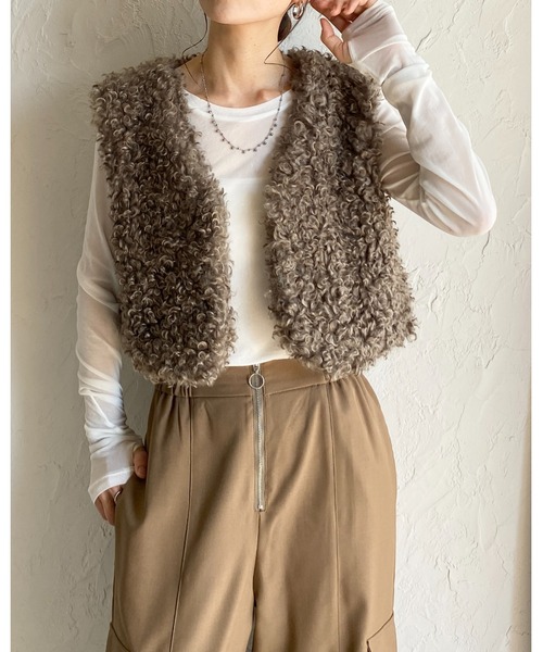 She's Closet(シーズクローゼット)の「vネックショート丈 ボア プードルファーベスト(ベスト・レディース・チャコールグレー/グレイッシュベージュ/ブラウン/アイボリー・FREE)」の6枚目の写真