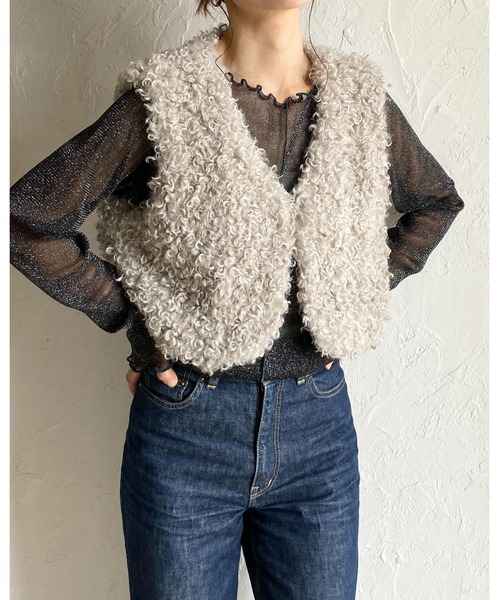 She's Closet(シーズクローゼット)の「vネックショート丈 ボア プードルファーベスト(ベスト・レディース・チャコールグレー/グレイッシュベージュ/ブラウン/アイボリー・FREE)」の8枚目の写真