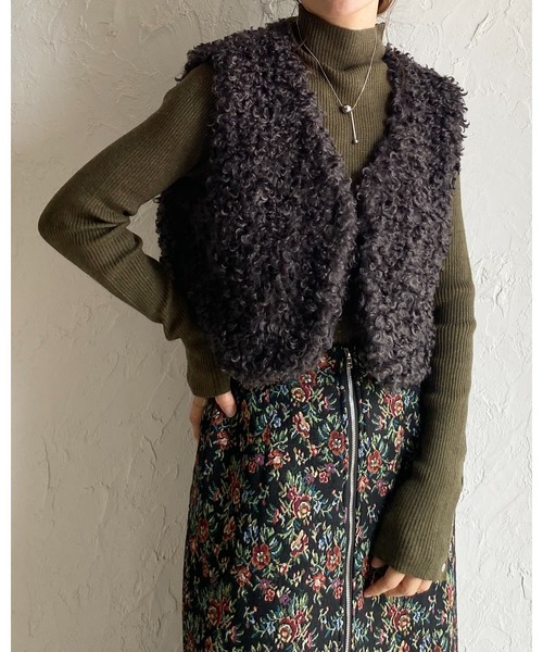 She's Closet(シーズクローゼット)の「vネックショート丈 ボア プードルファーベスト(ベスト・レディース・チャコールグレー/グレイッシュベージュ/ブラウン/アイボリー・FREE)」の9枚目の写真