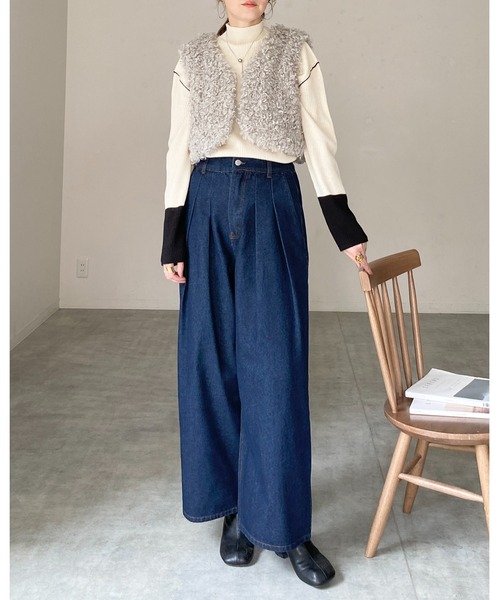She's Closet(シーズクローゼット)の「vネックショート丈 ボア プードルファーベスト(ベスト・レディース・チャコールグレー/グレイッシュベージュ/ブラウン/アイボリー・FREE)」の13枚目の写真