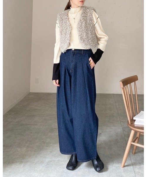 She's Closet(シーズクローゼット)の「vネックショート丈 ボア プードルファーベスト(ベスト・レディース・チャコールグレー/グレイッシュベージュ/ブラウン/アイボリー・FREE)」の14枚目の写真