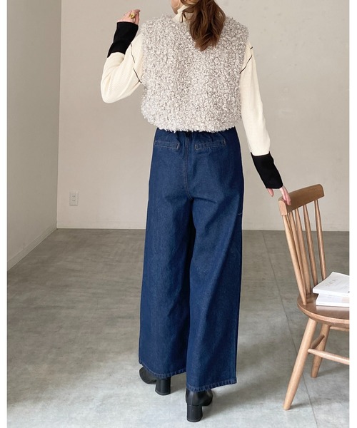 She's Closet(シーズクローゼット)の「vネックショート丈 ボア プードルファーベスト(ベスト・レディース・チャコールグレー/グレイッシュベージュ/ブラウン/アイボリー・FREE)」の15枚目の写真