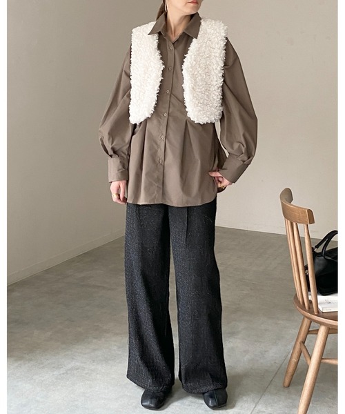 She's Closet(シーズクローゼット)の「vネックショート丈 ボア プードルファーベスト(ベスト・レディース・チャコールグレー/グレイッシュベージュ/ブラウン/アイボリー・FREE)」の17枚目の写真