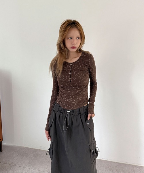 4INT.(フォイント)の「星柄 スナップボタン ヘンリーネック ロングスリーブ Tシャツ(Tシャツ/カットソー・レディース・チャコール/ブラウン・FREE)」の10枚目の写真