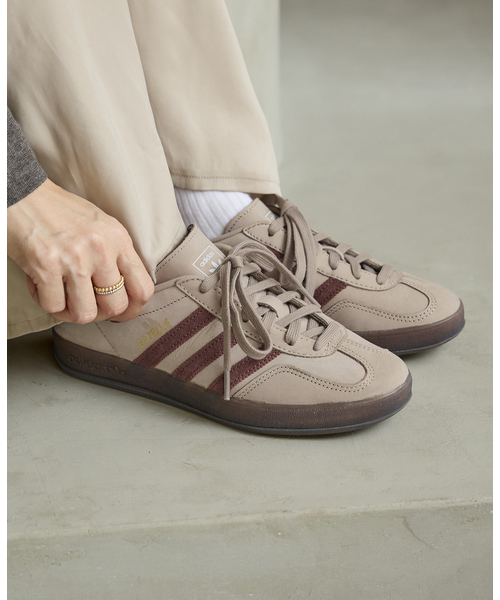IENA（イエナ）の「adidas originals/アディダス オリジナルス GAZELLE INDOOR スニーカー（スニーカー・レディース・ベージュ/ブラウン・22.5cm/23cm/23.5cm/24cm/24.5cm/25cm）」の22枚目の写真