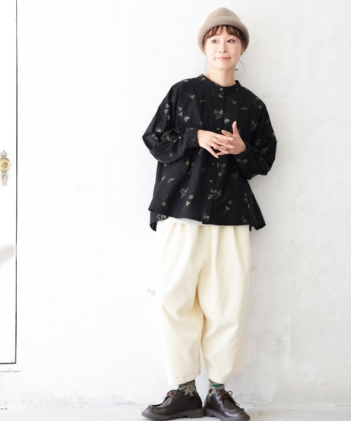 soulberry（ソウルベリー）の「ちいさな花とクローバーのブラウス（シャツ/ブラウス・レディース・ブラック・L/M/4L/3L/LL）」の4枚目の写真