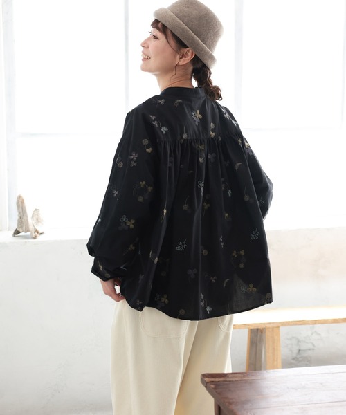 soulberry（ソウルベリー）の「ちいさな花とクローバーのブラウス（シャツ/ブラウス・レディース・ブラック・L/M/4L/3L/LL）」の7枚目の写真